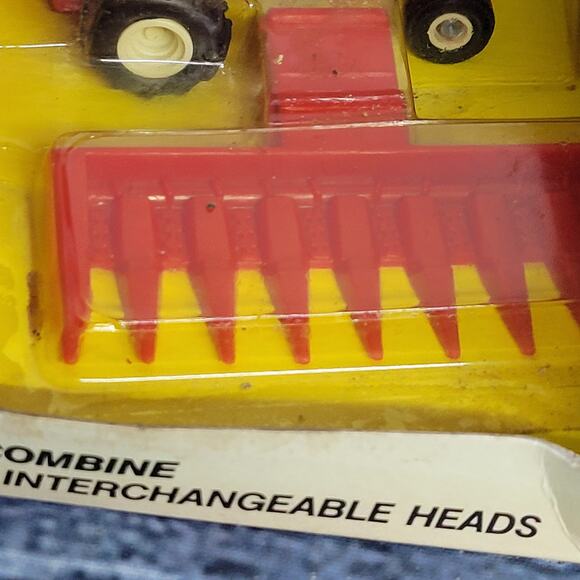 Vintage Ertl 1/80 scale International Harvester combine w/ 2 heads red/white - Picture 5 of 9